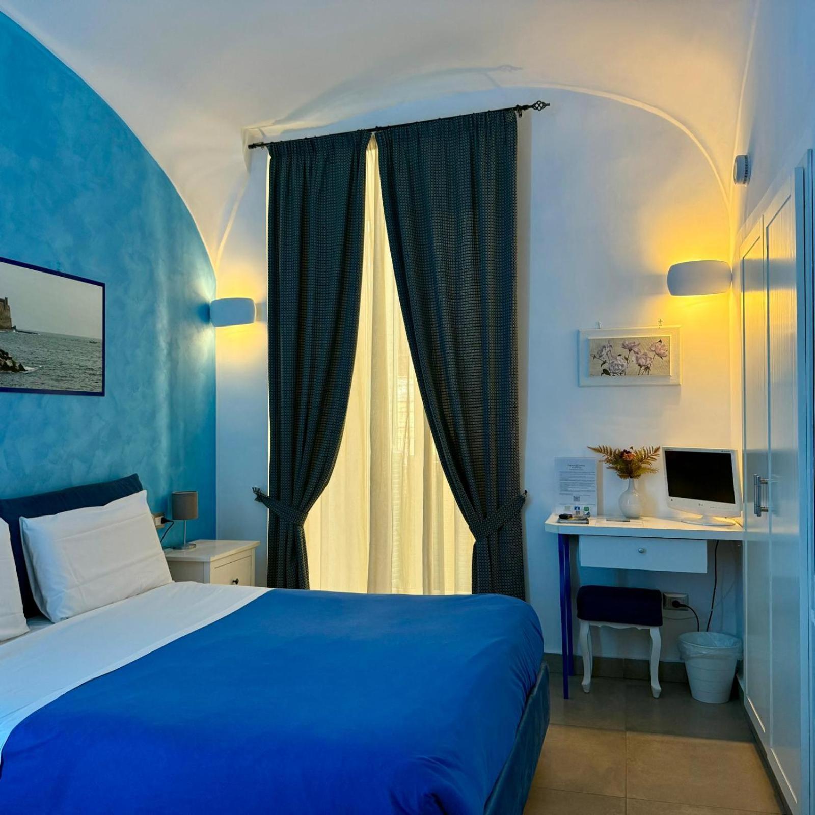 Chiaia Suites Neapel Rum bild