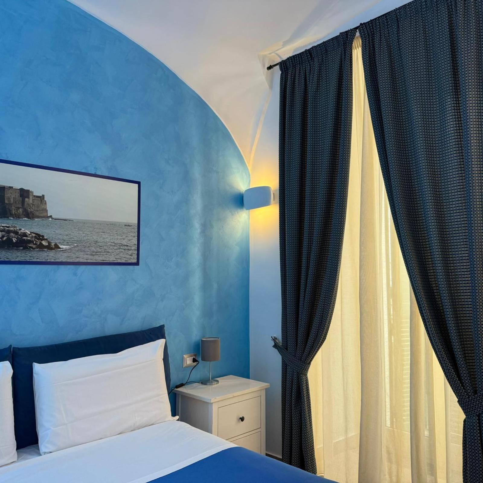 Chiaia Suites Neapel Rum bild