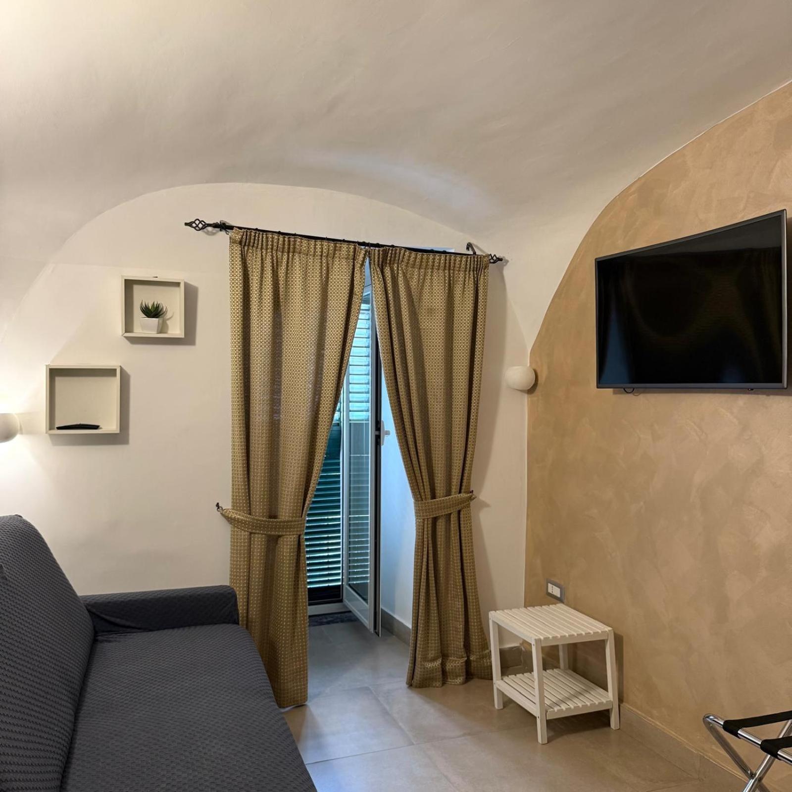 Chiaia Suites Neapel Rum bild