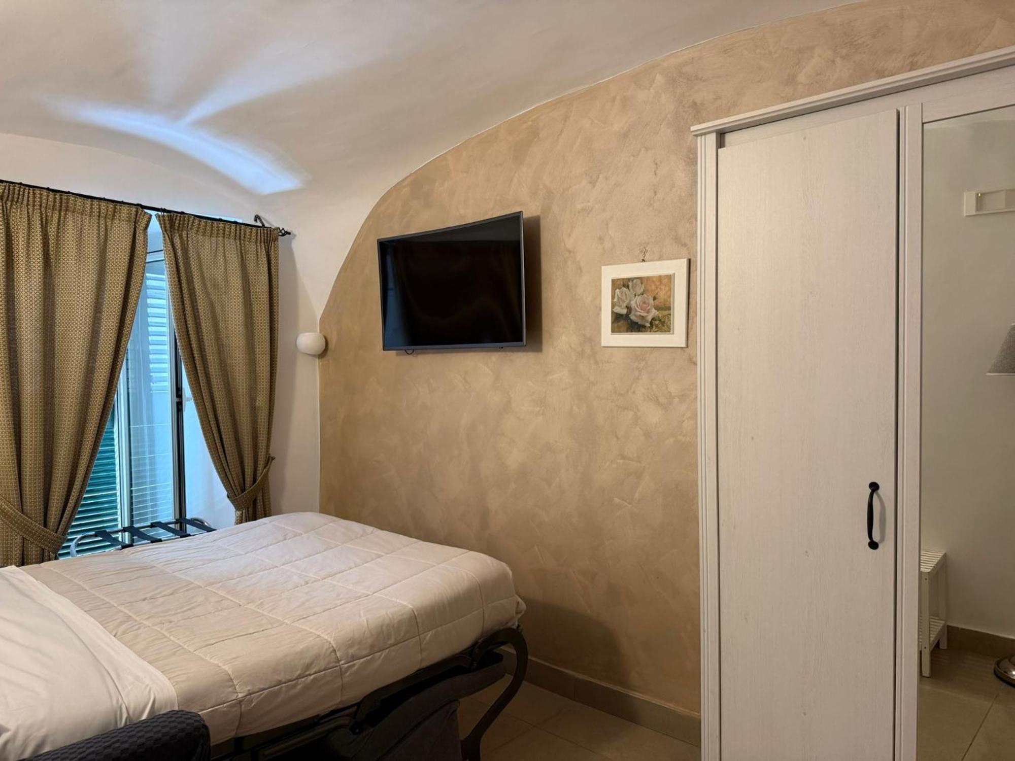 Chiaia Suites Neapel Rum bild