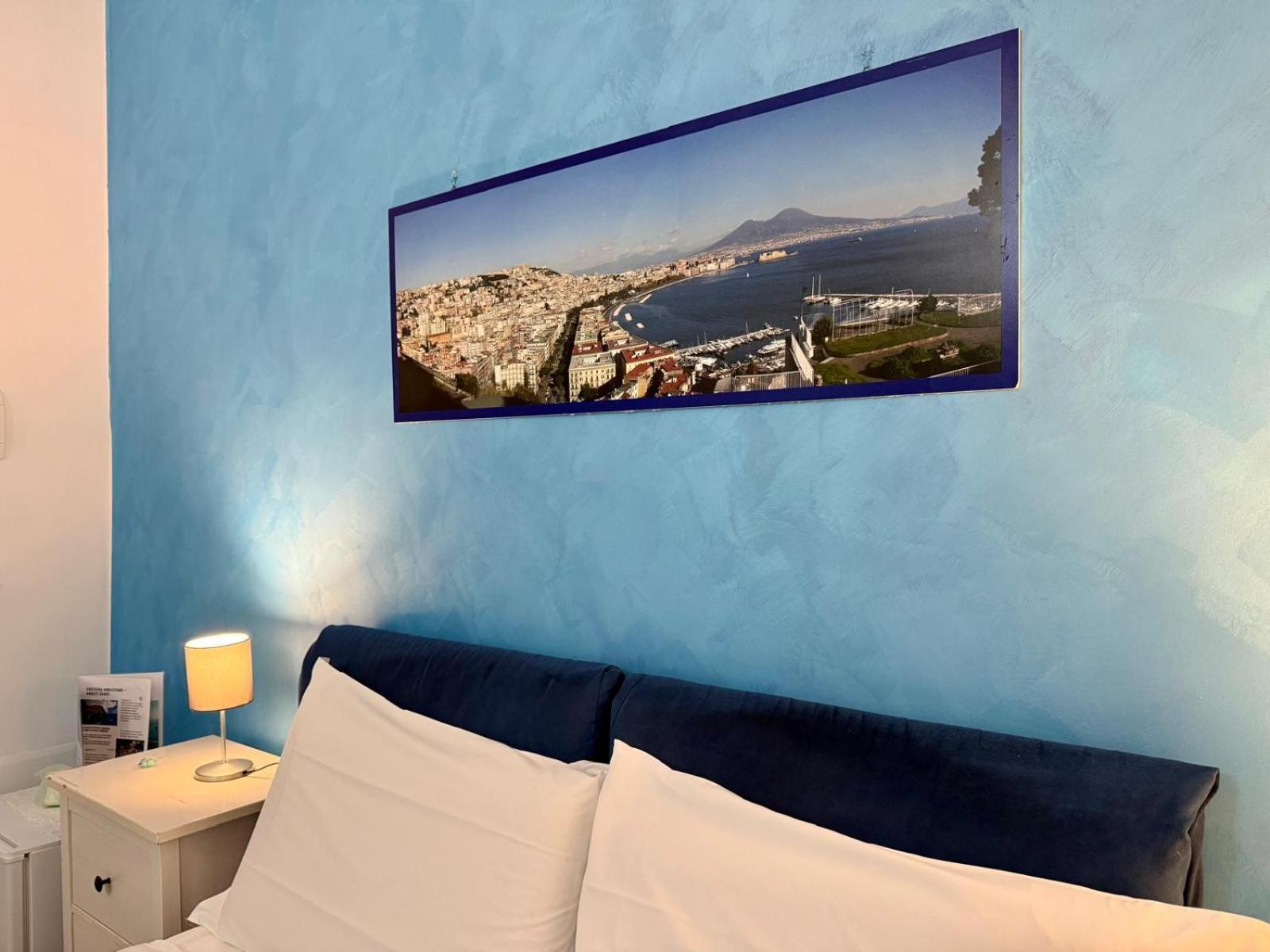Chiaia Suites Neapel Rum bild