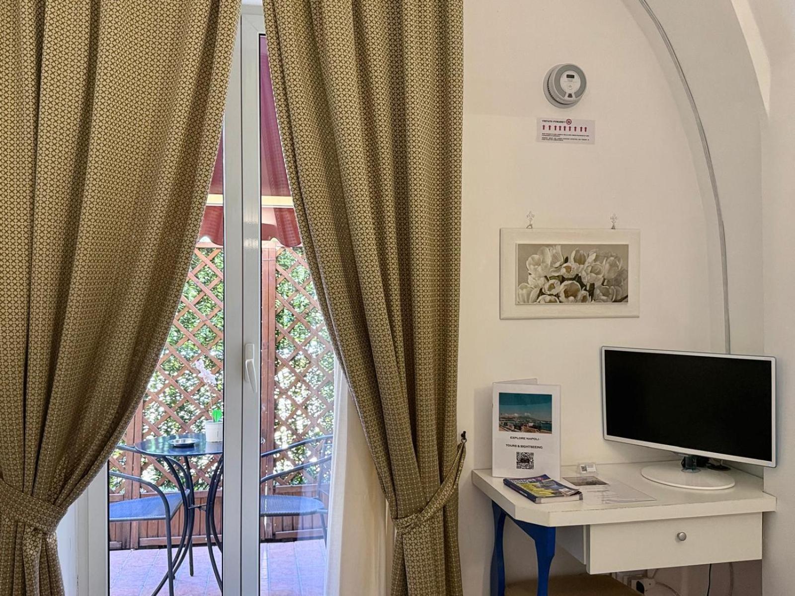 Chiaia Suites Neapel Rum bild